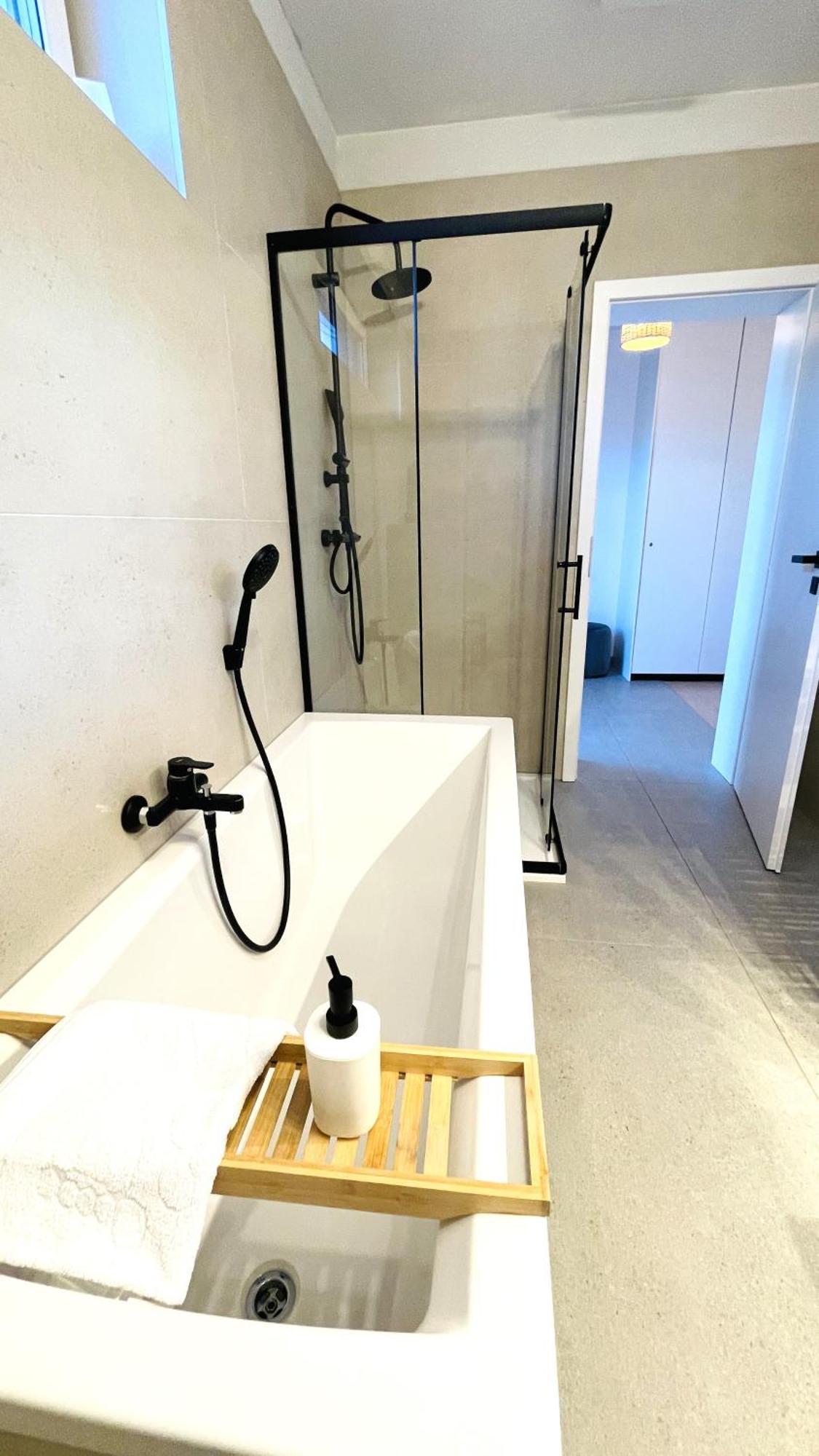 House Flow, 3 Room With Terrace, Free 2 Parking Bratislava Eksteriør billede